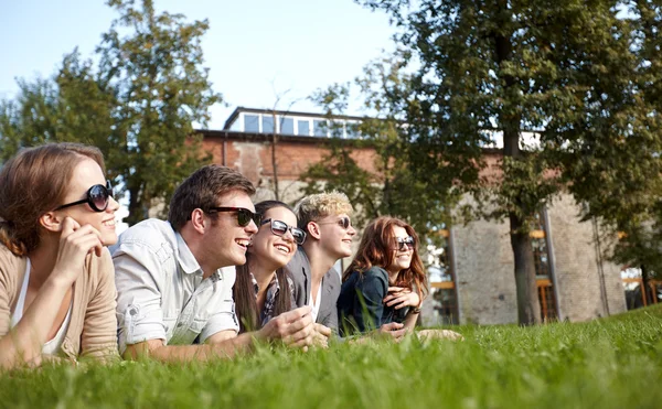 Groupe d'étudiants ou d'adolescents traînant ensemble — Photo