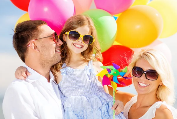 Familia con globos de colores —  Fotos de Stock