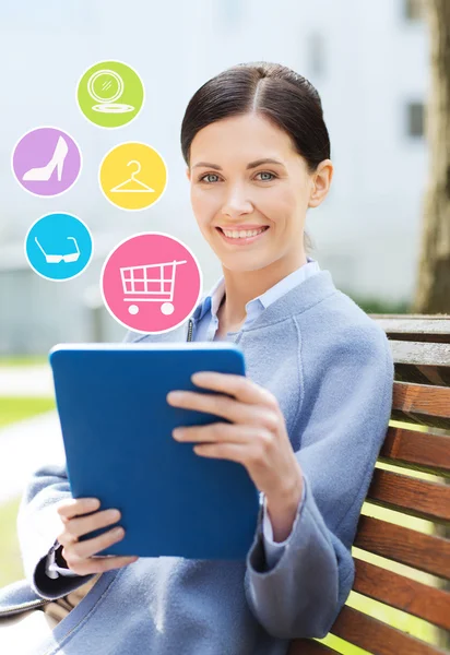 Smiling business woman with tablet pc in city — Stock Photo, Image