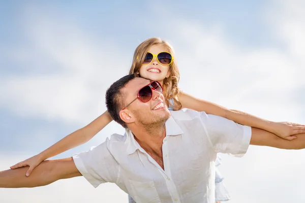 Feliz padre e hijo en gafas de sol sobre el cielo azul — Foto de Stock