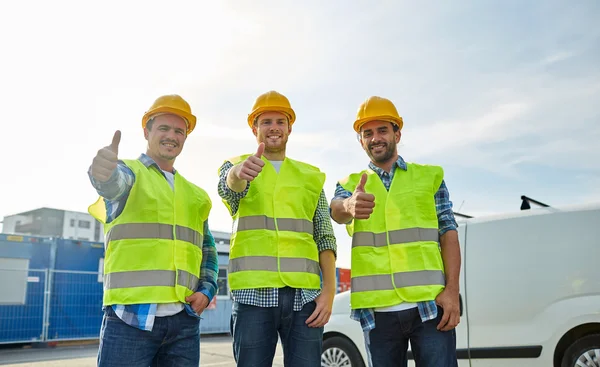 Glückliche männliche Bauarbeiter in gut sichtbaren Westen im Freien — Stockfoto