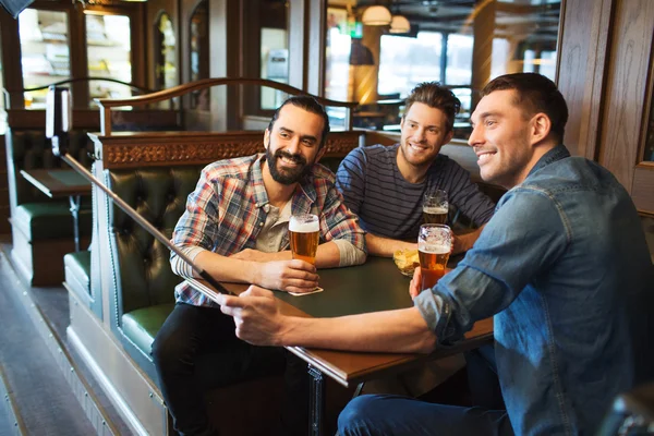 Přátelé s selfie a pití piva na baru — Stock fotografie