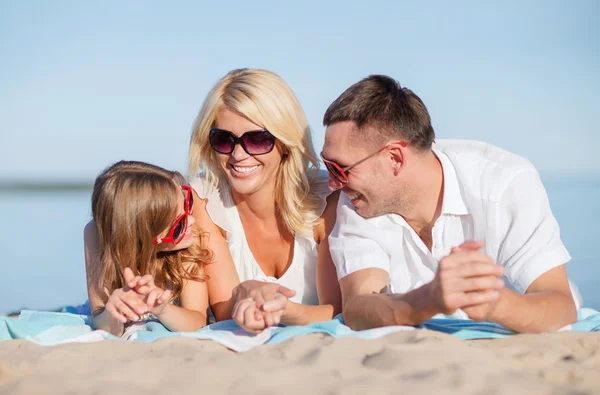 Lycklig familj på stranden — Stockfoto