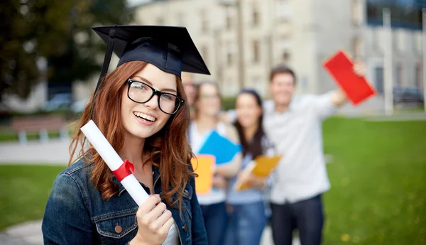 Gruppo di studenti sorridenti con diploma e cartelle — Foto Stock