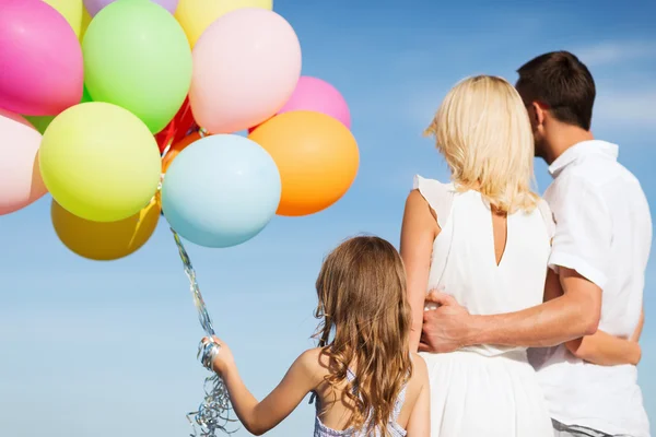 Семья с красочными воздушными шарами — стоковое фото
