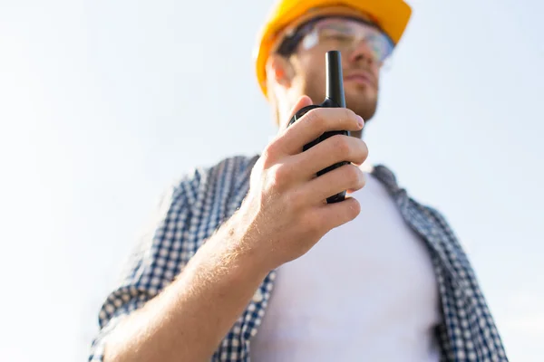 Close up van bouwer in veiligheidshelm met walkie talkie — Stockfoto