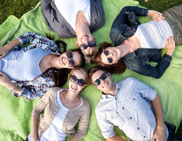 Grupp av elever eller tonåringar liggande i cirkel — Stockfoto