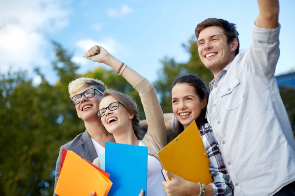 Groupe d'étudiants heureux montrant geste de triomphe — Photo