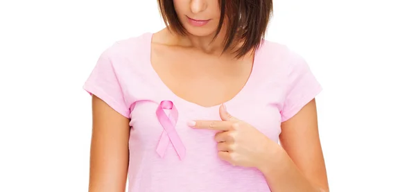 Donna con nastro rosa di consapevolezza del cancro al seno — Foto Stock