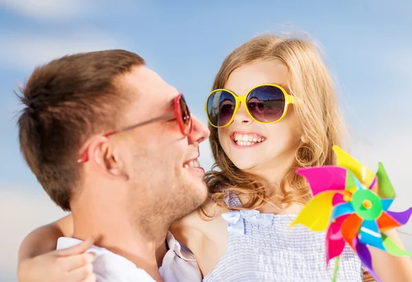 Père heureux et enfant dans les lunettes de soleil sur le ciel bleu — Photo