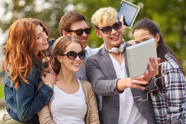 Estudiantes o adolescentes con tableta pc tomando selfie —  Fotos de Stock