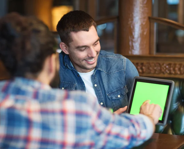 Männliche Freunde mit Tablet-PC an der Bar — Stockfoto