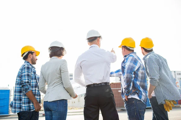 Группа строителей и архитекторов на строительной площадке — стоковое фото
