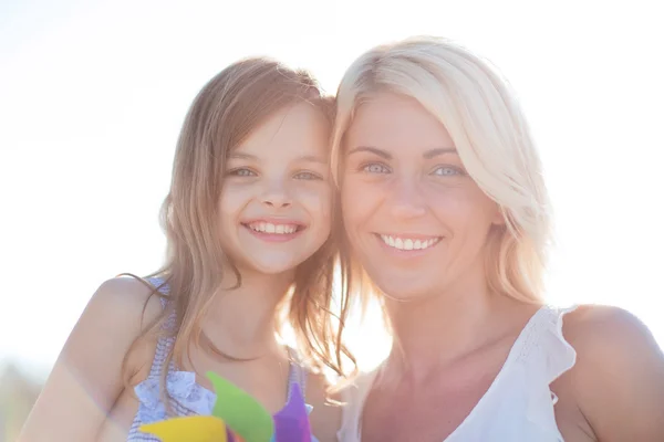 Fırıldak oyuncak ile mutlu anne ve çocuk kız — Stok fotoğraf