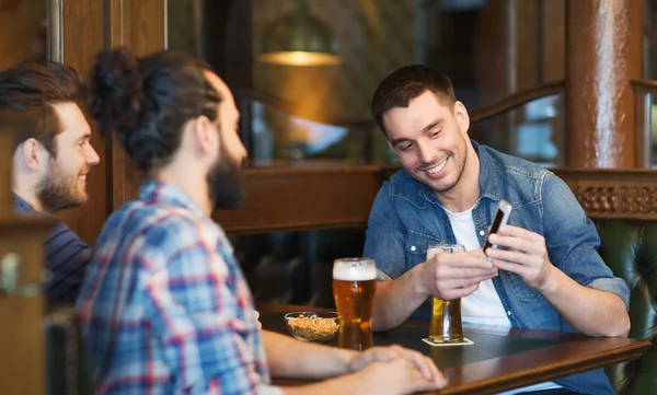 男性朋友与智能手机喝啤酒在酒吧 — 图库照片