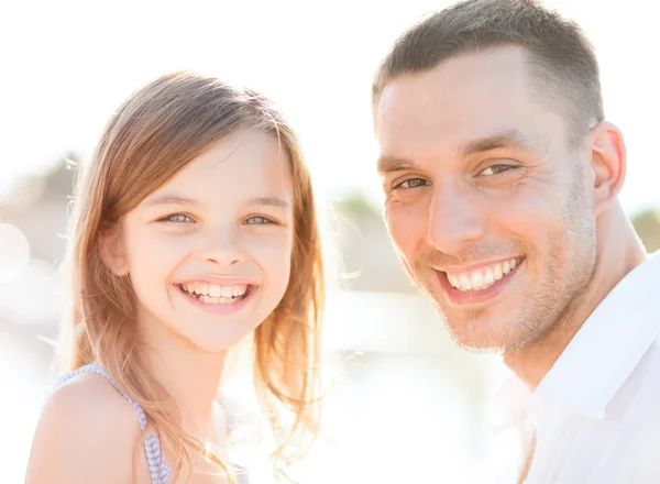 Щасливий батько і дитина дівчина розважаються — стокове фото