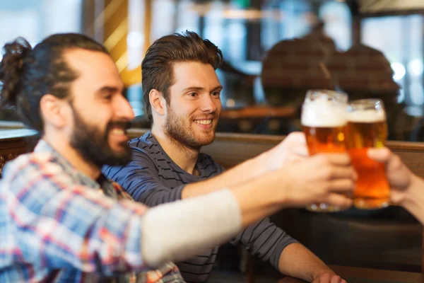 Amigos homens felizes bebendo cerveja no bar ou pub — Fotografia de Stock