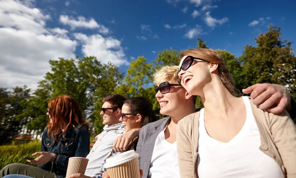 Group of students or teenagers drinking coffee — Stock Photo, Image