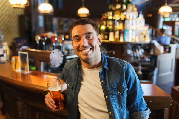 Homem feliz bebendo cerveja no bar ou pub — Fotografia de Stock