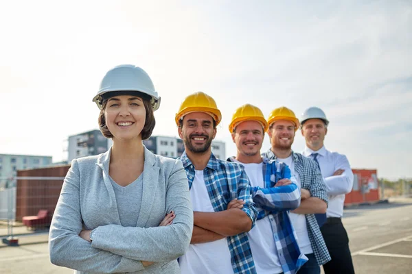 Construtores felizes e arquiteto no canteiro de obras — Fotografia de Stock