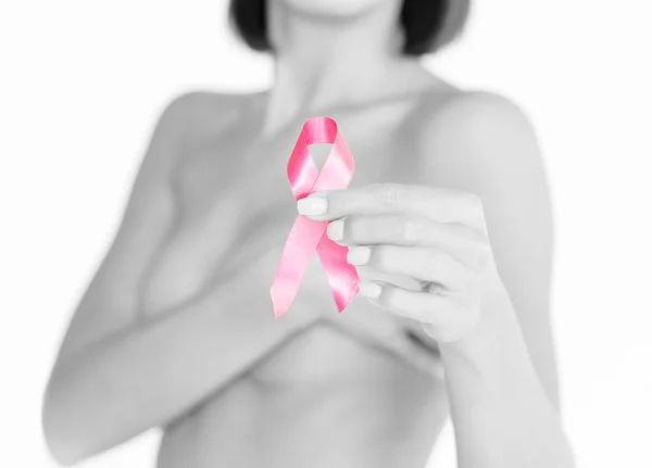 Рука тримає рожеву стрічку обізнаності про рак молочної залози Ліцензійні Стокові Фото