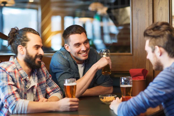 Happy manliga vänner dricka öl på baren eller pub Stockbild