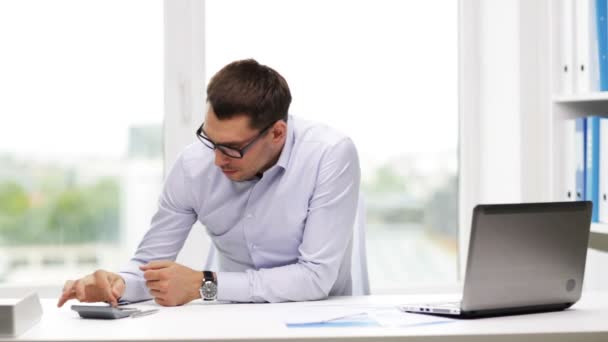 Homme d'affaires occupé avec ordinateur portable et papiers au bureau — Video