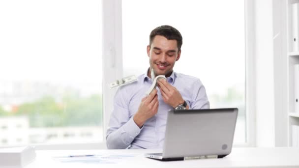 Hombre de negocios feliz con dinero y portátil en la oficina — Vídeo de stock