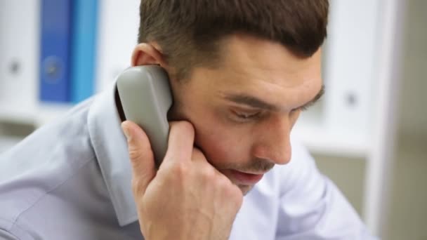 Angry businessman calling on phone at office — Stock Video