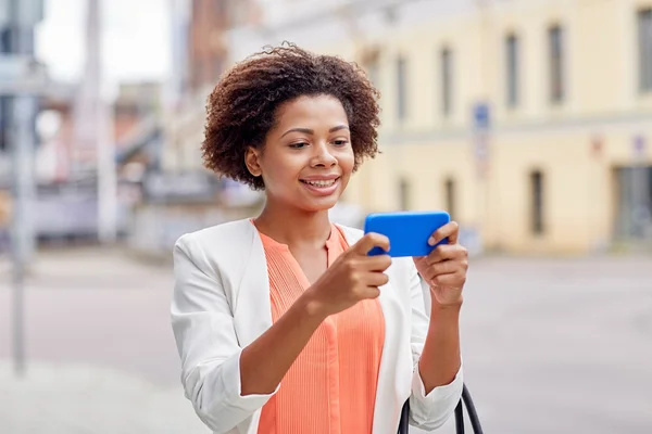 Glückliche afrikanische Geschäftsfrau mit Smartphone — Stockfoto