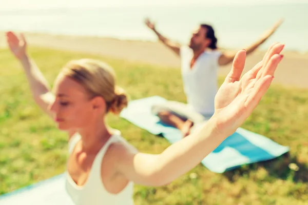 Närbild av par att göra yogaövningar utomhus — Stockfoto