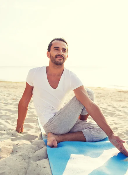 Yoga egzersizleri açık havada yapan erkek — Stok fotoğraf