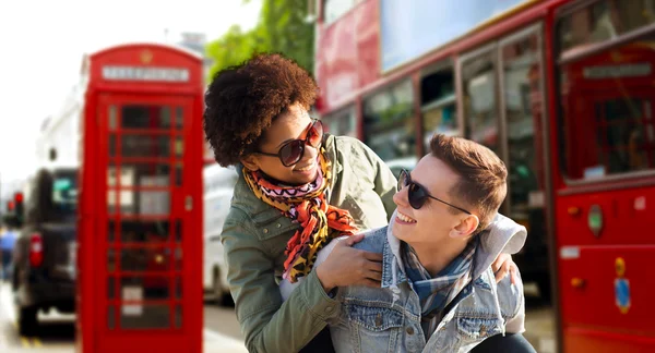 Glückliches Teenager-Paar hat Spaß in London City — Stockfoto