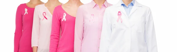 Κοντινό πλάνο των γυναικών με καρκίνο ευαισθητοποίηση κορδέλλες — Φωτογραφία Αρχείου