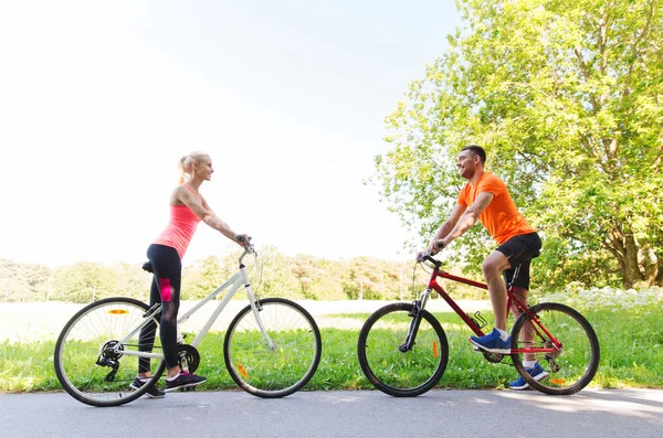 Coppia felice in bicicletta all'aperto — Foto Stock