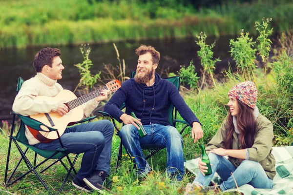 Grupo de turistas tocando guitarra no acampamento — Fotografia de Stock