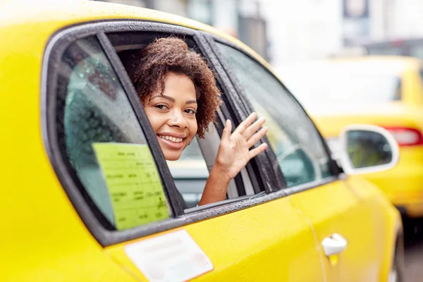 Glücklich afrikanisch amerikanisch frau fahren im taxi — Stockfoto