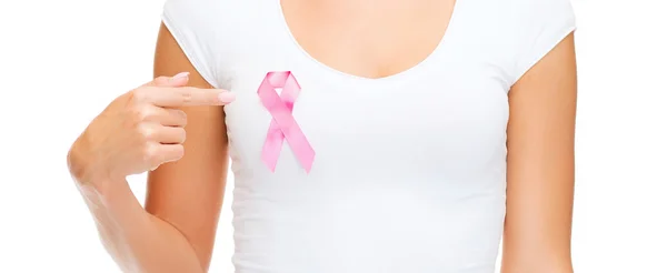 Mujer en camiseta en blanco con cinta de cáncer rosa — Foto de Stock