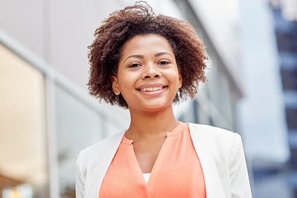 Heureuse jeune femme d'affaires afro-américaine en ville — Photo