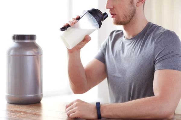 Närbild av man dricka proteinshake — Stockfoto