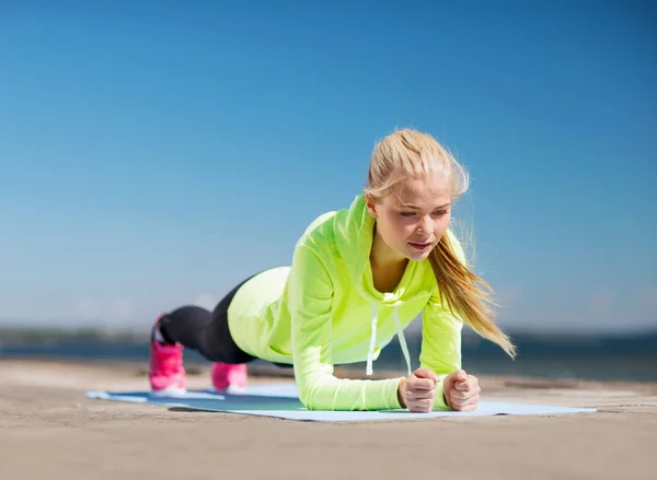 Kvinnan gör sport utomhus — Stockfoto