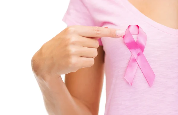 Kvinna med rosa cancer awareness ribbon — Stockfoto