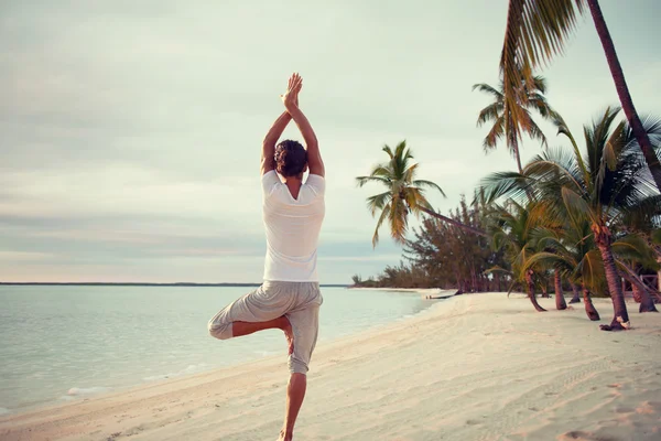 Jeune homme faisant des exercices de yoga en plein air — Photo