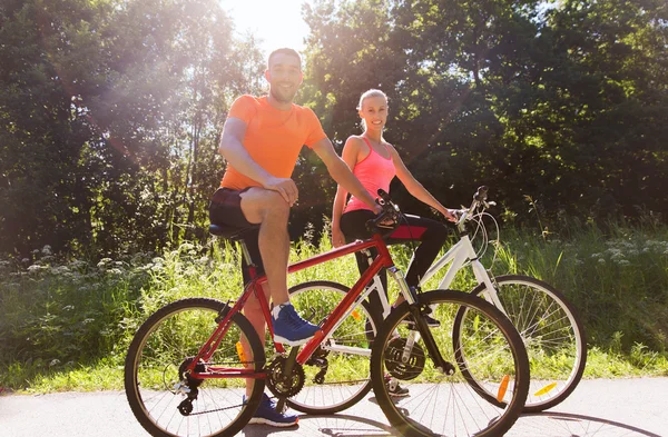 Casal feliz andar de bicicleta ao ar livre — Fotografia de Stock