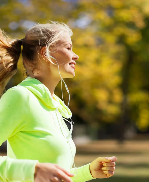 Femme faisant courir à l'extérieur — Photo