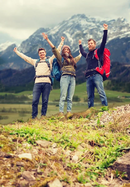 Group of smiling friends with backpacks hiking — Stock Photo, Image