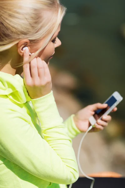 Frau hört Musik im Freien — Stockfoto