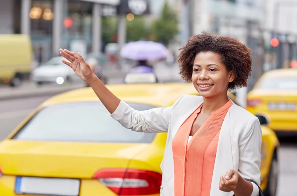 Gelukkig Afrikaanse vrouw vangen taxi — Stockfoto