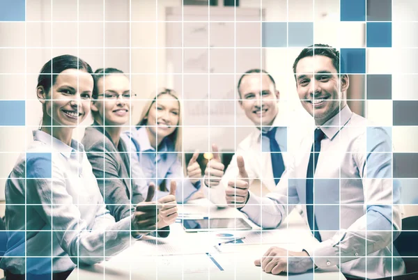 Equipe de negócios mostrando polegares no escritório — Fotografia de Stock