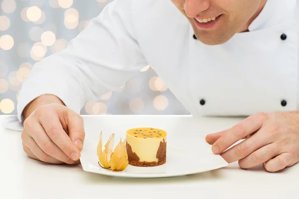 Close up of happy male chef cook with dessert — Stockfoto